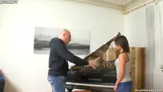 Играю с членом на стеллаже и жарко трахаю брюнетку в жопу.