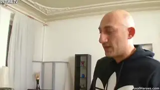 Играю с членом на стеллаже и жарко трахаю брюнетку в жопу.