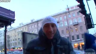 Играю с членом на стеллаже и жарко трахаю брюнетку в жопу.