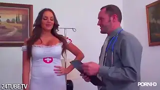 Сочная докторша с жадностью сосёт хуй и показывает свою киску