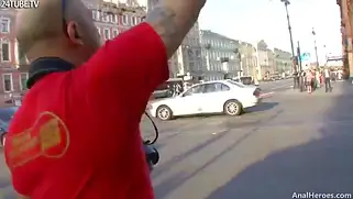 Нежная брюнетка раздвигает ноги для лысого мужика