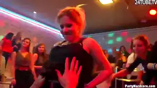 Настоящая жёсткая тусовка с пьяными лесбиянками в ночном клубе