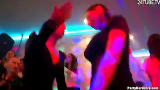 Настоящая жёсткая тусовка с пьяными лесбиянками в ночном клубе