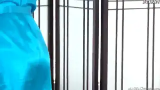 Во время массажа девчонки устраивают лесбийский секс на диване.