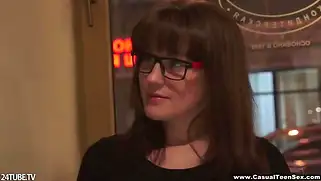 Русская библиотекарша в очках получает залп спермы после кофе.