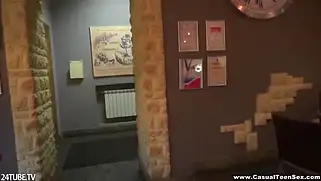 Русская библиотекарша в очках получает залп спермы после кофе.