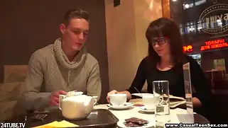 Русская библиотекарша в очках получает залп спермы после кофе.