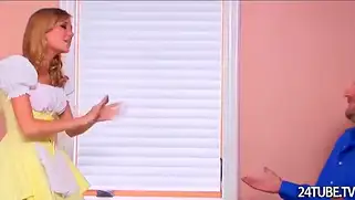 Парень оттрахал горничную и кончил ей прямо в киску
