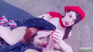 Красивые туристы принимают в жопу здоровый хер во время экскурсии.