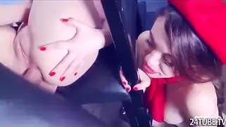 Красивые туристы принимают в жопу здоровый хер во время экскурсии.