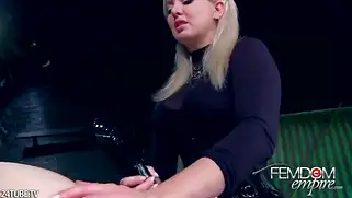 Когда девчонки трахают парня, он заводится от кайфа.