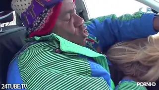 Чёрный жеребец жарит немецкую шлюшку в её проколотую киску и жопу.