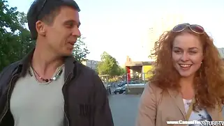После прогулки по улице русская парочка занялась сексом в постели