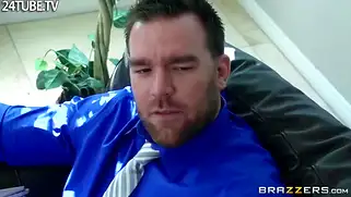 Джонни пялится на пышногрудую Алену и кончает ей на лицо.