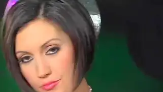 Брюнетка в красных чулках кайфует от мастурбации.