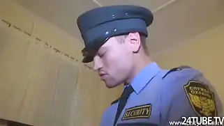 Русский полицейский трахает пышногрудую шлюшку во всех позах.