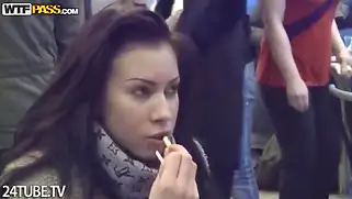 После кофейни худенькая русская брюнетка трахается с парнем на камеру.