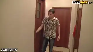 После кофейни худенькая русская брюнетка трахается с парнем на камеру.