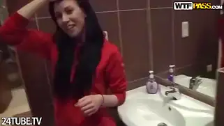 После кофейни худенькая русская брюнетка трахается с парнем на камеру.