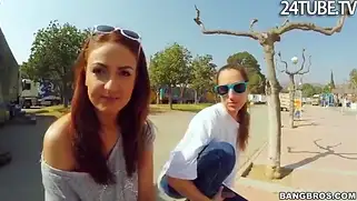 Сочная шлюха с большими сиськами дала согласие трахаться прямо на публике за кадром.