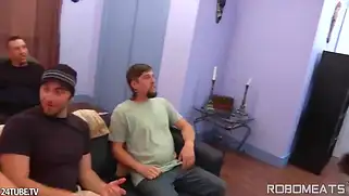 Телочка делает каменное лицо во время групповухи с парнями