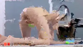 Спортивная телка с мохнатой киской мастурбирует после занятий