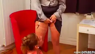 Жена застала мужа с молодой горничной и искупала телочку в моче