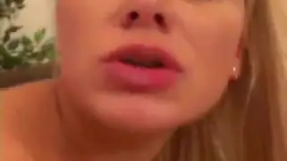 Надела на голову страпон и помогла подруге с двойным проникновением