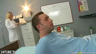 Сексуальная врачиха страстно трахается в больнице на кушетке