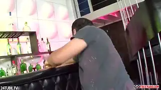 Сучка не может сдерживаться, она срочно хочет трахнуть мужика