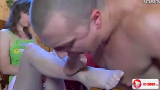 Секс молодых фетишистов с мастурбацией ногами и красивым сексом