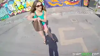 Смелая телочка с сиськами успевает быстро потрахаться на природе