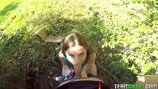 Смелая телочка с сиськами успевает быстро потрахаться на природе