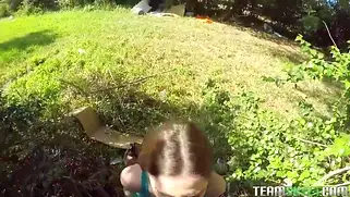 Смелая телочка с сиськами успевает быстро потрахаться на природе