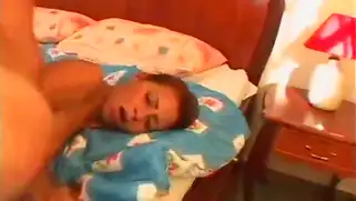 Худая телка с классной жопой любит черные чулки и гандоны