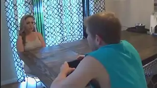 Парень немного поиграл со своей телкой и выебал её на полу