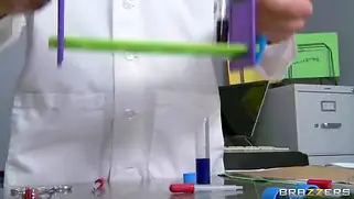 Лысый доктор добрался до сочной пизды озабоченной брюнетки и выебал