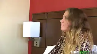 Симпатичная телка показала свою киску, куда её трахнули членом