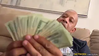 За деньги нигер ебет белую шалаву на глазах у её бойфренда