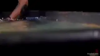 Бдсм сессия темноволосой телочки в большом аквариуме с водой
