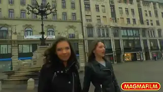 Пикапер склеил двух красоток, привел к себе и поимел в попку