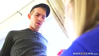 Худой парень имеет в жопу большегрудую бабу, кончая ей в рот