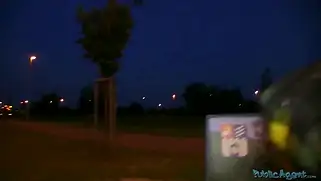 Худую телку трахнули в кустиках и накончали в вагину свежей кончи