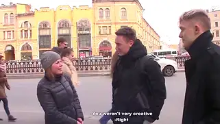 Русские пикаперы подцепили телочку на улице и трахнули в два хуя
