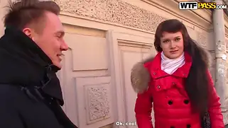 Русские пикаперы подцепили телочку на улице и трахнули в два хуя
