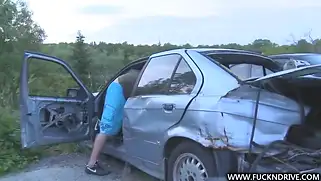 За ремонт машины красивой телочке пришлось расплатиться пиздой