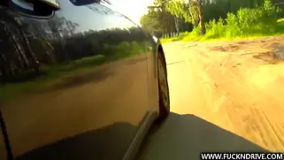Русскую блондинку покатали на машине и вдули под проводами