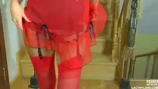 Сисястая русская блондинка в красных чулках кончает на лестнице