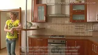 Русская домохозяйка заставила лизать пизду молодого квартиранта
