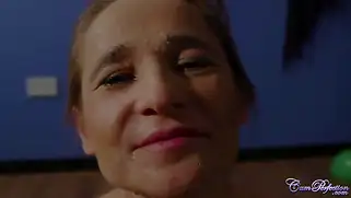 Зрелая шлюшка пришла на порно хеллуин и пососала мужику хуй